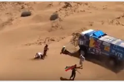 Bizar: Dakar truck rijdt in op groepje toeschouwers!