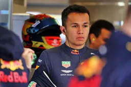Red Bull-coureur zijn betekent hard werken: "Ik blijf maar signeren de hele dag"