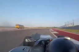 WTF?! Schoolbus rijdt het circuit op tijdens een F4 race..