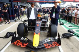 Une tenue de choc pour Verstappen lors d'un stream sur le simulateur
