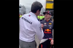 BEELD: Toto Wolff feliciteert Verstappen met grijns op gezicht