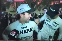 LOL! Sergio Perez draagt zijn shirt verkeerd!