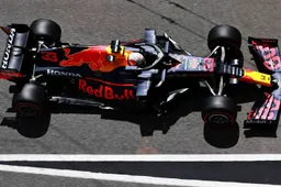 Hamilton caught sleeping as Verstappen overtakes at the safety car restart!