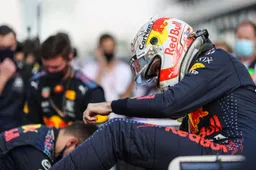 This is the racesuit that Max Verstappen wil use in 2022