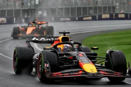 Verstappen maakt pijnlijke fout in gevecht met McLaren en mist veel tijd