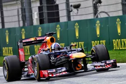 Coulthard laisse les fans apprécier le moteur V8 rugissant de la RB8.