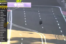 CRASH: Tsunoda loses rear tyre in first lap sprint race