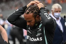 Weer een fout van Hamilton onder druk: 'Verstappen deed dat niet'