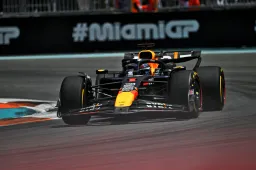 Verstappen consigue su 6ta pole consecutiva. Leclerc y Sainz superan a Pérez