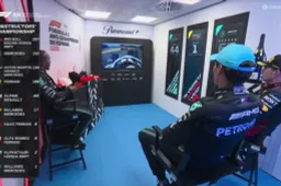 Verstappen, Hamilton en Russell lachen na afloop GP Spanje in cooldown room