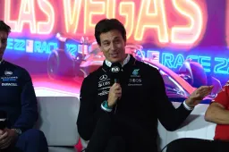 Hat Sainz eine Strafe bekommen, weil Mercedes gegen seinen Einspruch gestimmt hat?
