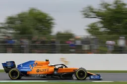 Lando Norris giechelend voor de camera na topprestatie