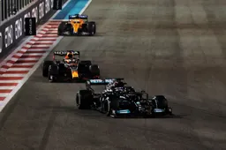 Schon ein Jahr her: Verstappen gegen Hamilton in der letzten Runde
