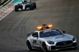 Rijdt de Safety Car met elektronische hulpmiddelen aan of uit?