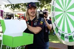 F1 Social Stint | Verstappen verrast met Bottas-achtige haardos