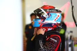 De Vries beleeft ongelukkig moment: Nederlander crasht met Vandoorne