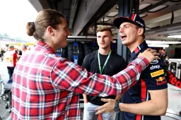 Verstappen tegen voetbalheld Virgil van Dijk: 'Je past niet in de auto'