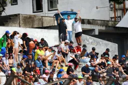 Aficionados en Brasil saltan vallas: Organizadores llamados ante comisarios