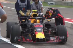 Max Verstappen duwt zijn auto terug naar de pits