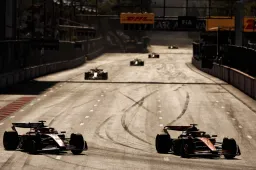 Piastri gana, Pérez provoca DNF propio y de Sainz en dramática carrera en Bakú