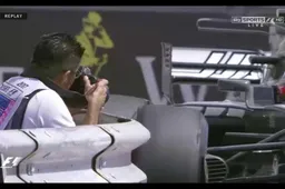 BIZAR! Fotograaf staat naast de vangrail tijdens VT1!