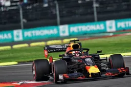 Angst op het gezicht naast Verstappen in de auto: ''Je bent niet verlegen''