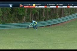 Video: Coureur is woest na uitvallen in de race!