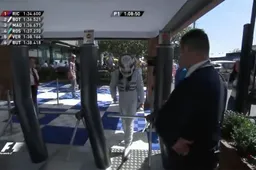 Australië 2014: Hamilton moet zijn toegangspas laten zien op het circuit