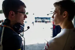 Kvyat verbreekt stilte op social media