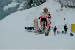 Video: Red Bull stunt dit jaar met een motor in de sneeuw!