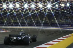 De foutloze en bloedsnelle pole lap van Lewis Hamilton in Singapore!