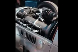 De Mercedes-Benz W165 laat zich horen op het Goodwood Festival