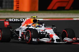 Gebrande Hamilton snelt naar rapste tijd, Verstappen op vier tienden