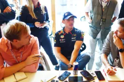 Verstappen, de los pocos que se ríen del "orgullo" holandés en el paddock