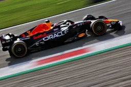 Uitslag VT3 | Sainz opnieuw de snelste, Verstappen hijgt in zijn nek