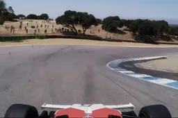 Dik! Hakkinen knalt in de McLaren M83 door de corkscrew op Laguna Sega!