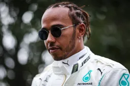 F1 Social Stint | Bij gebrek aan racen zoekt Hamilton het surfboard op