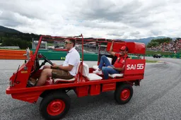 ‘Teamspeler’ Sainz gefrustreerd: ‘Gestraft tijdens de pitstop’