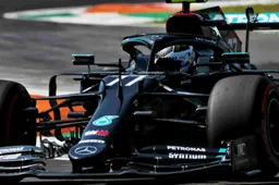 VIDEO: Geirriteerde Bottas: "Deze gast is blind!"