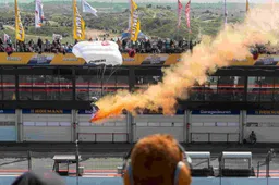 Bandenstapels in brand gezet bij Circuit Zandvoort door 'scooterjeugd'