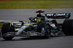 Hamilton y Russell conducen el W14 para el shakedown de Mercedes en el mojado Silverstone