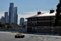 Norris lidera la FP1 con doble bandera roja en Australia tras el gran accidente de Bearman