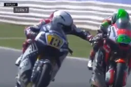 WOW! Bizarre actie tijdens de Moto2-race