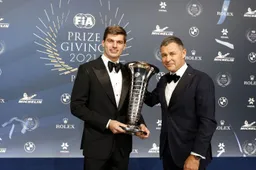 Unieke beelden: Verstappen ontvangt zijn eerste wereldbeker Formule 1