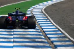 "F1 geeft verkeerd voorbeeld met rijden over de witte lijn"