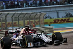 Raikkonen scheurt met zijn zwarte Alfa Romeo over Fiorano