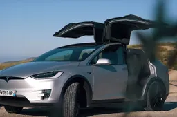 Rosberg checkt de nieuwe Tesla Model X