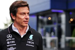 Wolff over 'bizar' tijdsverschil Verstappen en Perez: 'Onbegrijpelijk'