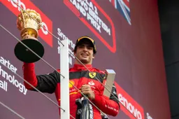Sainz trekt eigen plan bij Ferrari: 'Ze zien Leclerc als titelkandidaat'