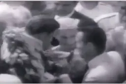 Kijk en luister: hét interview met Graham Hill, vlak na zijn Indy 500-overwinning!